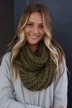 Load image into Gallery viewer, Chunky knit scarf