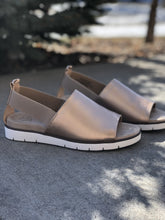Load image into Gallery viewer, Gold Sling Back Sandals