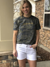 Load image into Gallery viewer, Kut from the Kloth white shorts