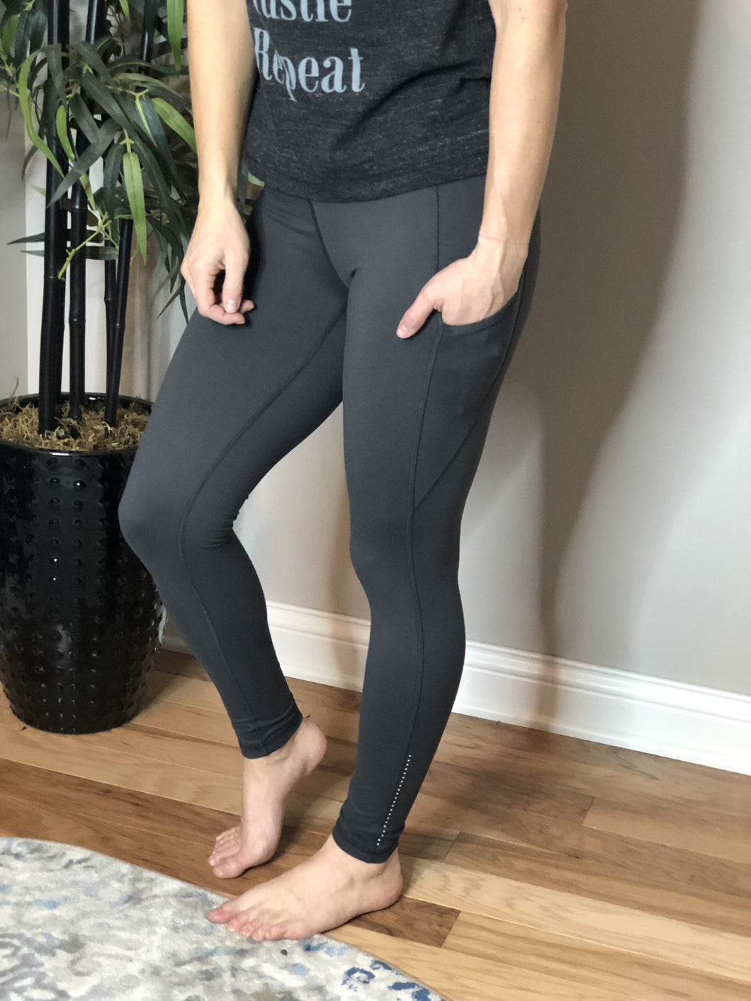 Compression work out pants with reflective detail and side pocket