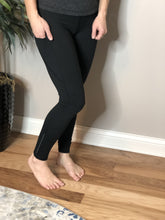 Load image into Gallery viewer, Compression work out pants with reflective detail and side pocket