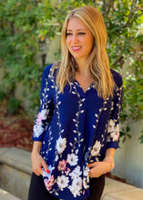 Load image into Gallery viewer, Coming Up Floral 3/4 Tunic in Navy