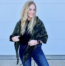 Load image into Gallery viewer, Camo/Star Reversable shawl