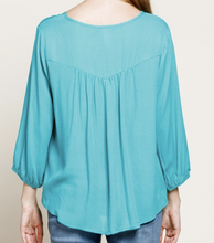 Load image into Gallery viewer, Emerald crinkle gauze 3/4 sleeve top